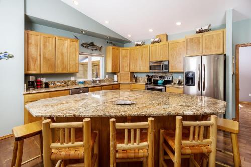 Η κουζίνα ή μικρή κουζίνα στο Riffle River Lodge by NW Comfy Cabins