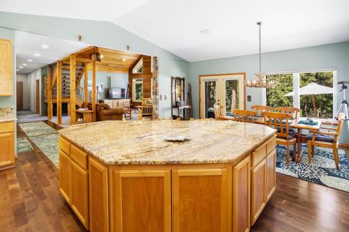 Χώρος καθιστικού στο Riffle River Lodge by NW Comfy Cabins
