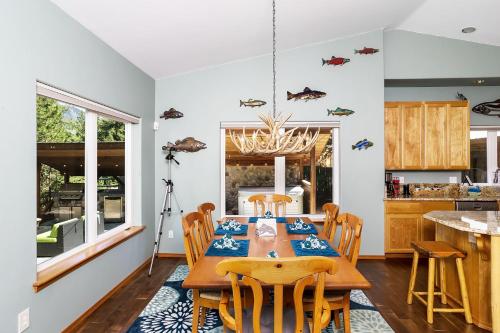 Η κουζίνα ή μικρή κουζίνα στο Riffle River Lodge by NW Comfy Cabins