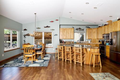 Η κουζίνα ή μικρή κουζίνα στο Riffle River Lodge by NW Comfy Cabins