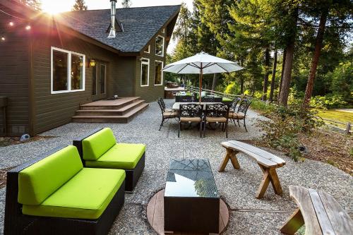 Κήπος έξω από το Riffle River Lodge by NW Comfy Cabins