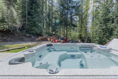 une piscine au milieu d'une forêt dans l'établissement Bigfoot Base Camp by NW Comfy Cabins, à Leavenworth