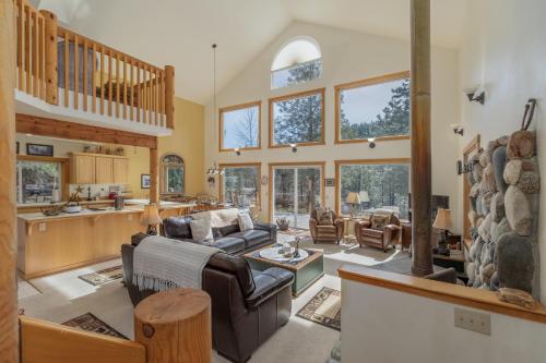 a large living room with a large stone wall at Pine Tree Cottage by NW Comfy Cabins in Leavenworth