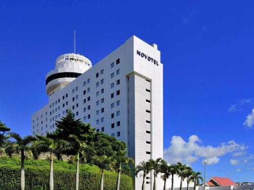 un hotel morocco con palmeras delante en Novotel Okinawa Naha, en Naha
