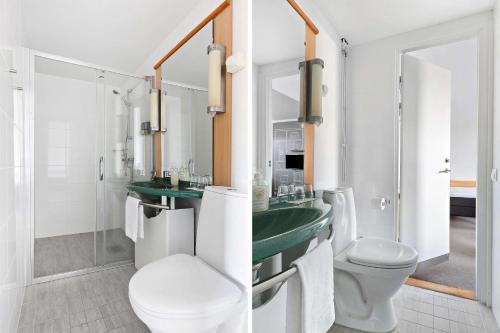 uma casa de banho com um WC e um lavatório em Sure Hotel by Best Western Spånga em Estocolmo