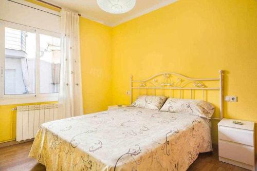 シッチェスにあるSitges Malvasia Paz en el Corazón de Sitgesのベッドルーム1室(黄色い壁のベッド1台、窓付)