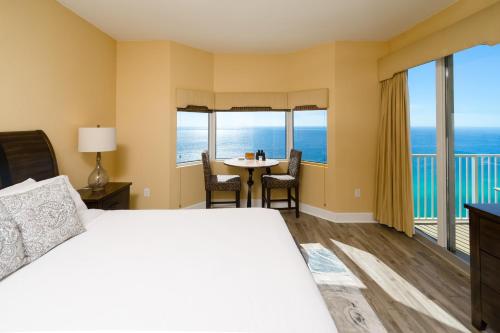 巴拿馬市海灘的住宿－Tidewater2808，一间卧室配有一张床和一张桌子及椅子