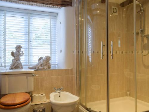 W łazience znajduje się prysznic, toaleta i umywalka. w obiekcie Lamb Inn w mieście Stoke Prior