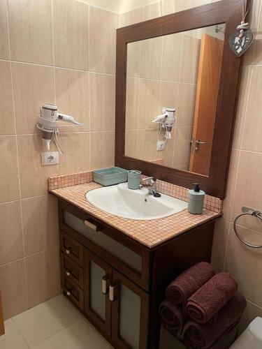 a bathroom with a sink and a mirror at Vivienda Ubuntu in Los Llanos de Aridane