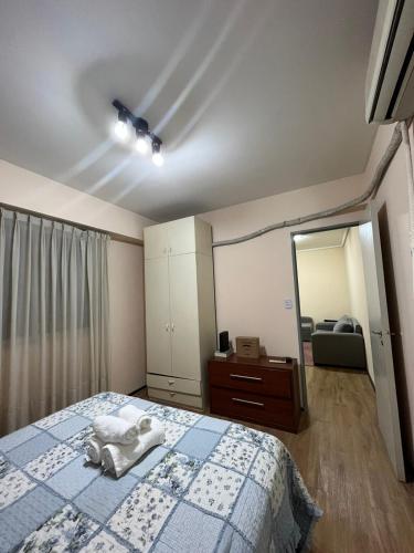1 dormitorio con cama y espejo grande en Mágico Buenos Aires en Buenos Aires