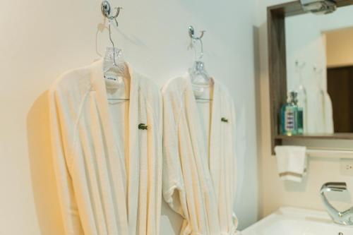 a group of towels hanging on a rack in a bathroom at Casa Sofía, Aventura Romántica en Rincón in Rincon