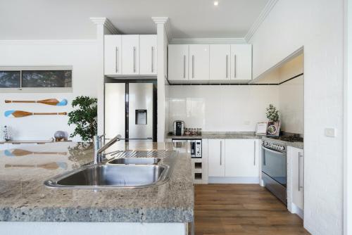 Dapur atau dapur kecil di The Portsea Hideaway