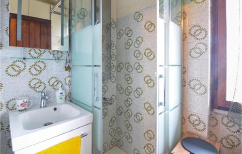 een badkamer met een wastafel en een spiegel bij Bella Vista in Nevegal