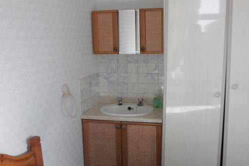 Ένα μπάνιο στο Tanamara Guest House