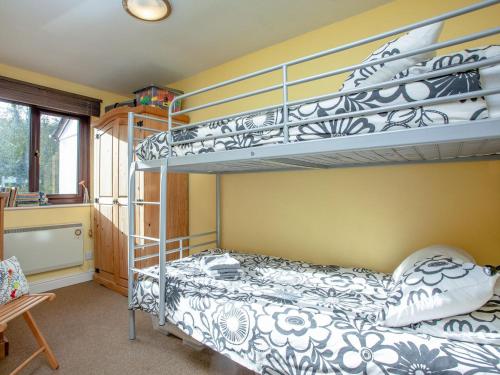 a bedroom with two bunk beds in a room at Ted n Bettys in Buckfastleigh