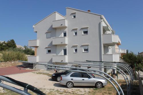 Zdjęcie z galerii obiektu Apartments with a parking space Pag - 6525 w mieście Pag