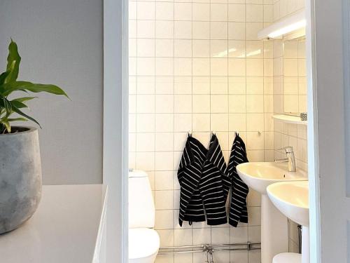 bagno con servizi igienici e lavandino di Holiday home HuskvarnA a Huskvarna