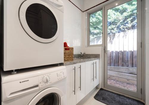 Dapur atau dapur kecil di The Portsea Hideaway