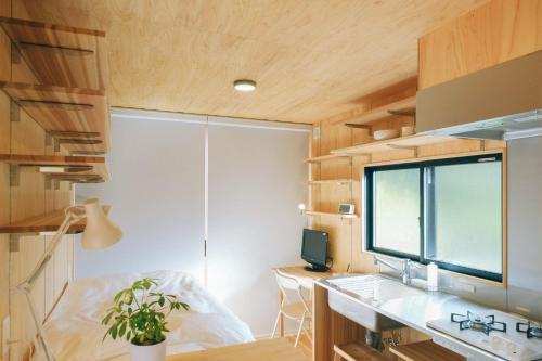 a small room with a sink and a window at 安全第一客室 Anzen Daiichi INN in Nishiawakura