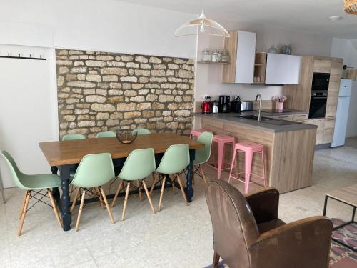 een keuken en eetkamer met een tafel en stoelen bij DOLUS, Maison à 10 min. de la plage! in Dolus d'Oléron