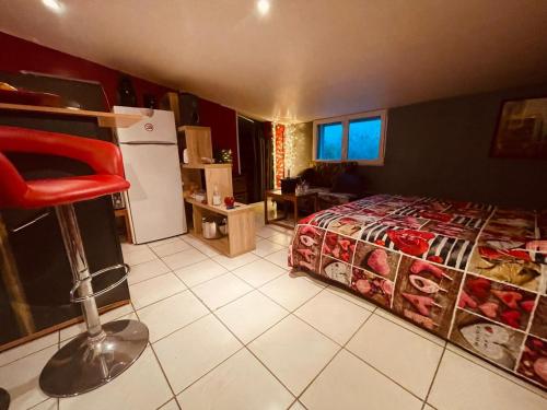 Posteľ alebo postele v izbe v ubytovaní Résidence CAENEE, le dépaysement Naturiste en été avec l'atypique studio climatisé "vintage" en sous pente, sa "paillote" avec jacuzzi, entouré de verdure, planchagrill, transats, vélos gratuits, wifi 5G, Travel Proud LGBTQI, chiens admis