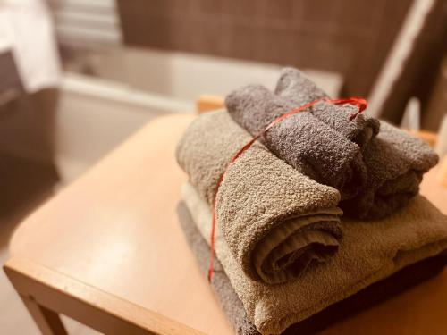 Fotografia z galérie ubytovania Résidence CAENEE, le dépaysement Naturiste en été avec l'atypique studio climatisé "vintage" en sous pente, sa "paillote" avec jacuzzi, entouré de verdure, planchagrill, transats, vélos gratuits, wifi 5G, Travel Proud LGBTQI, chiens admis v destinácii Marseillan