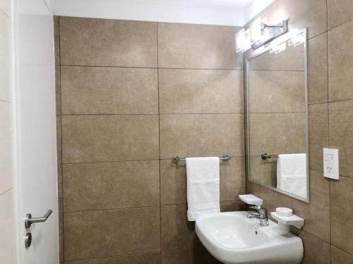y baño con lavabo y espejo. en Luminoso departamento en Godoy cruz en Godoy Cruz