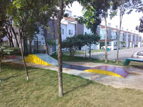 un parque de patinaje con rampas en un parque con árboles en Casa Relax, Alberca privada, Camioneta, Club de Playa, en Playa del Carmen