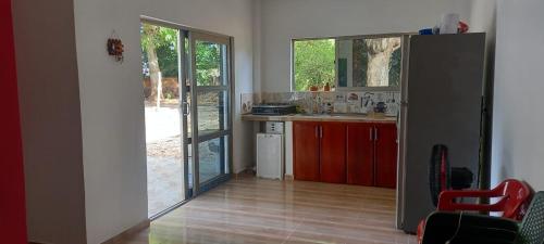 eine Küche mit einer offenen Tür zum Hof in der Unterkunft Cabaña la isla in Coveñas