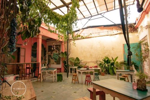 Un patio con mesas y sillas en un edificio. en Hermoso Loft en el Circulo, en Guatemala