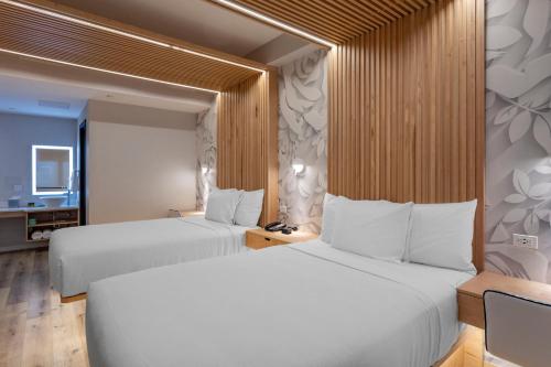 紐約的住宿－Best Western Plus Soho Hotel，一间酒店客房,设有两张床和电视