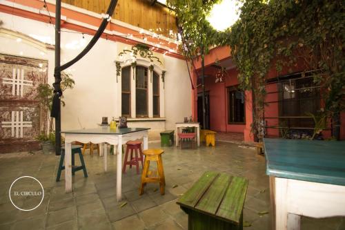 un patio con mesa, sillas y banco en Hermoso Loft en el Circulo, en Guatemala