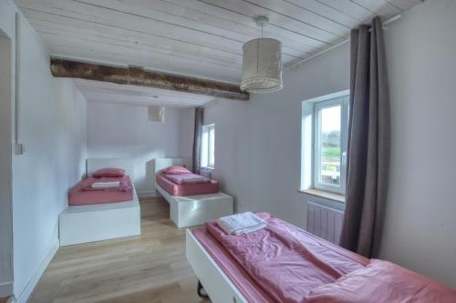 une chambre avec trois lits et une fenêtre dans l'établissement So Villa La Repreneliere 45 - Heated pool - Soccer - 2h from Paris - 30 beds, à Viglain