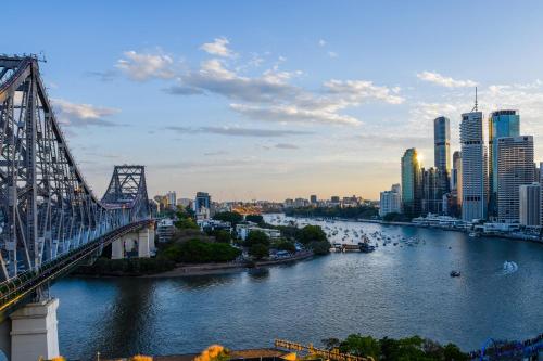 un puente sobre un río en una ciudad con edificios en Oakbridge Hotel & Apartments Brisbane en Brisbane