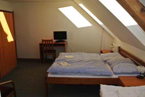 a bedroom with two twin beds in a attic at Penzion U Farmáře in Chotoviny