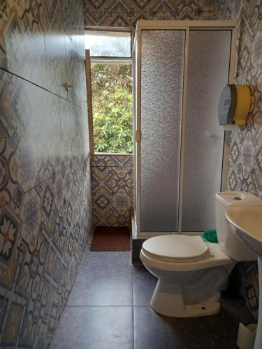 La salle de bains est pourvue de toilettes, d'une douche et d'un lavabo. dans l'établissement Casaclub Hostel, à Valparaíso