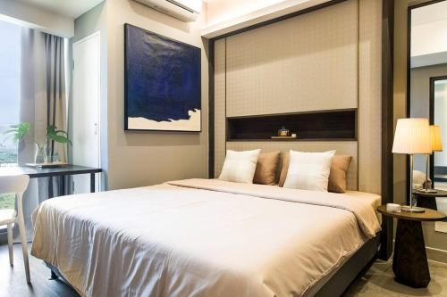 een slaapkamer met een groot wit bed in een kamer bij BRANZ -DOJO- 1bedroom in Tangerang