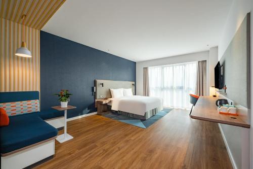 pokój hotelowy z łóżkiem i telewizorem w obiekcie Holiday Inn Express Xi'an Tuanjie South Road w mieście Xi'an