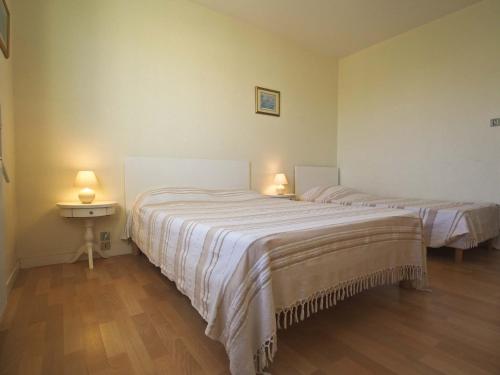 deux lits dans une pièce avec deux lampes dessus dans l'établissement Appartement avec Balcon - Plage à 150m, Parking - FR-1-92-639, à Les Sables-dʼOlonne