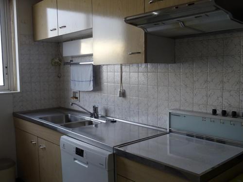 une cuisine avec un évier et un plan de travail dans l'établissement Appartement T3 avec balcon aux Sables-d'Olonne - FR-1-92-803, à Les Sables-dʼOlonne