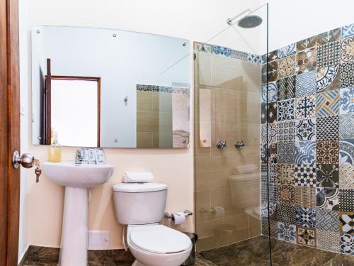 uma casa de banho com um WC e um chuveiro em CASA LOMA HOTEL BOUTIQUE & TERRAZA GASTRO em Popayán