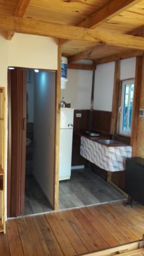- Vistas a la cocina desde el interior de una casa en La Cabañita del Sur en Mar del Plata