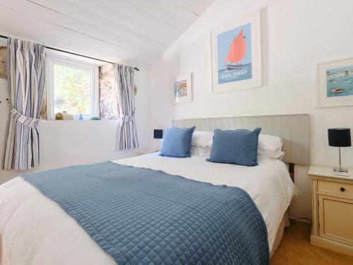 a bedroom with a blue and white bed with blue pillows at Farm Cottage - Ukc4056 in Nancledra