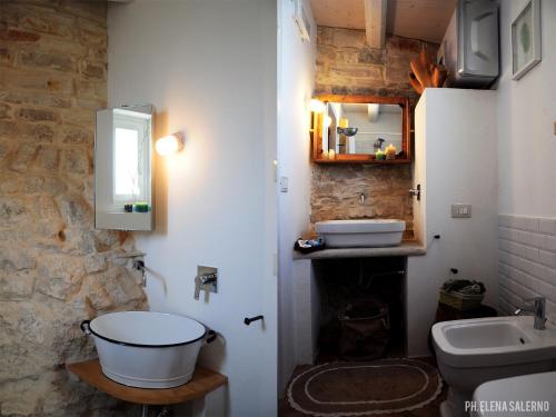 ein Badezimmer mit Waschbecken, Badewanne und Toilette in der Unterkunft I Trulli Sul Mare in Trani