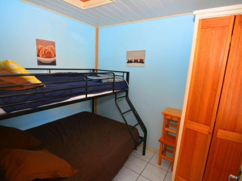 een kleine kamer met een stapelbed en een kast bij Appartement Le Barcarès, 3 pièces, 5 personnes - FR-1-431-199 in Le Barcarès