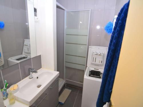 een badkamer met een wastafel en een fornuis bij Appartement Le Barcarès, 3 pièces, 5 personnes - FR-1-431-199 in Le Barcarès