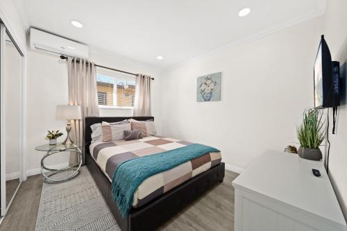 a bedroom with a bed and a television in it at Dreamy & Relaxing Gem 12mins to DT LA in Alhambra