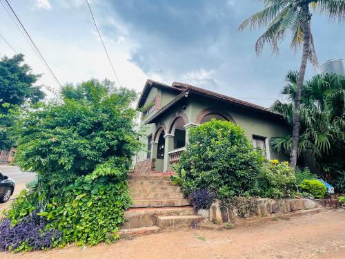 una pequeña casa con escaleras delante en Duplex en Cataratas del Iguazú piscina compartida con aparts en Puerto Iguazú