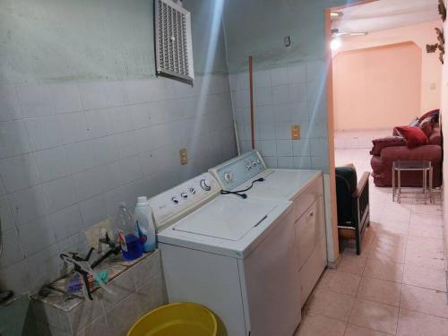 a kitchen with a washing machine in a room at Amplia y Hogareña Casa in Aguascalientes