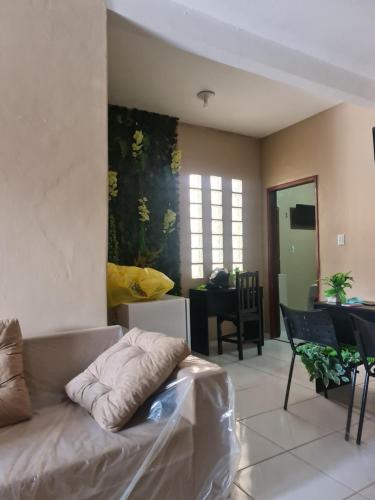 - un salon avec un canapé et une table dans l'établissement Pousada Meireles Praia, à Fortaleza